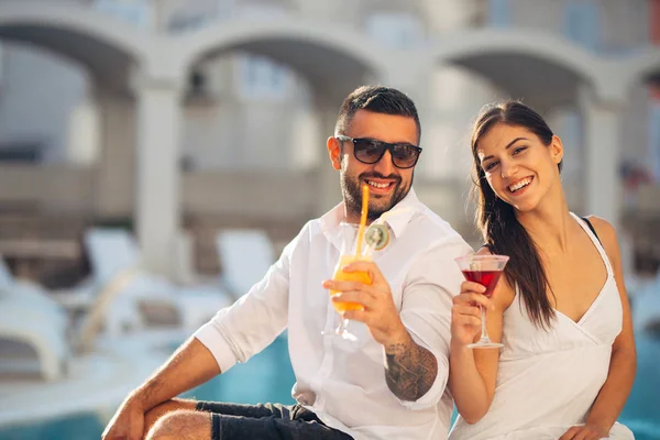 Verliefde Paar Vakantie Besteden Aan Tropische Resort Zwembad Jonggehuwden Huwelijksreis — Stockfoto