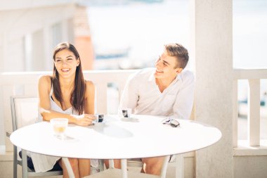 Çekici çift ilk tarihi sahip. Görücü usulü. Bir arkadaşıyla kahve. Bir kahve içer, dating gülümseyen mutlu insanlar. Birbirimizi tanımaya. Aradan sonra yeni insanlarla toplantı ilk romantik Tarih.