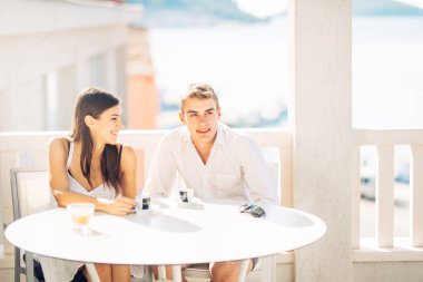 Çekici çift ilk tarihi sahip. Görücü usulü. Bir arkadaşıyla kahve. Bir kahve içer, dating gülümseyen mutlu insanlar. Birbirimizi tanımaya. Aradan sonra yeni insanlarla toplantı ilk romantik Tarih.