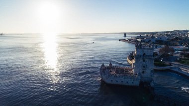 Belem Kulesi ve gün batımında Belem bölgesi hava Panoraması. Kule, St Vincent keşif anıt ve 25 Nisan bridge ile Tagus Nehri kıyısında. Lisbon,Portugal.Amazing hedefleri