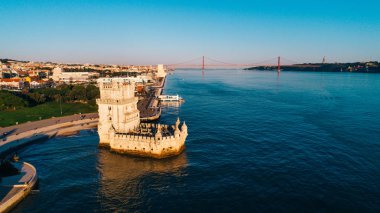 Belem Kulesi ve gün batımında Belem bölgesi hava Panoraması. Kule, St Vincent keşif anıt ve 25 Nisan bridge ile Tagus Nehri kıyısında. Lisbon,Portugal.Amazing hedefleri