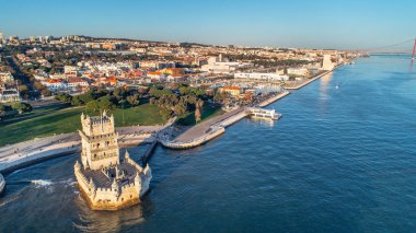 Belem Kulesi ve gün batımında Belem bölgesi hava Panoraması. Kule, St Vincent keşif anıt ve 25 Nisan bridge ile Tagus Nehri kıyısında. Lisbon,Portugal.Amazing hedefleri