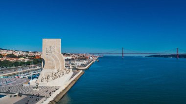 Ünlü anıt, keşifler Tagus Nehri Lisbon,Portugal.Visit sitesinde ve bakış açısı Belem bölgesi kıyısında. Torre de Belem yürüme mesafesinde kule. Hedef hava atış