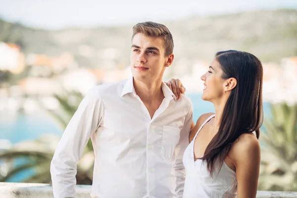 Lyckliga Par Kärlek Sommarsemester Firar Semester Årsdagen Engagemang Framgångsrik Man — Stockfoto