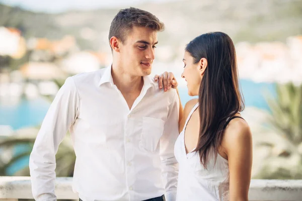 Lyckliga Par Kärlek Sommarsemester Firar Semester Årsdagen Engagemang Seriöst Förhållande — Stockfoto