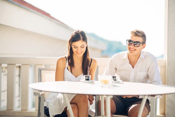 有吸引力的夫妇有第一次约会 和朋友一起喝咖啡 微笑着快乐的人们喝着咖啡 相互了解 第一次浪漫约会 分手后遇到新的人 — 图库照片