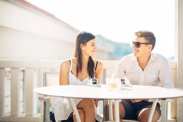 Casal Atraente Ter Primeiro Date Blind Date Coffee Com Friend — Fotografia de Stock