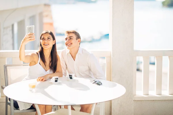 Atractiva Pareja Teniendo Primera Cita Café Con Amigo Sonriendo Personas — Foto de Stock