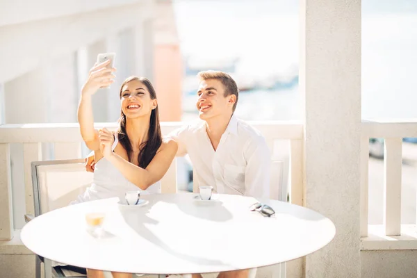 有吸引力的夫妇有第一次约会 和朋友一起喝咖啡 微笑着快乐的人们用智能手机做自拍 分享社会媒体 技术和关系概念 制作记忆 — 图库照片