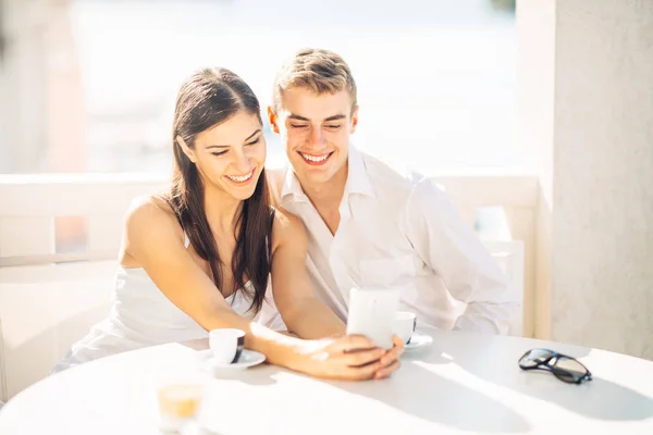 Aantrekkelijke Paar Eerste Datum Koffie Met Een Vriend Lachende Blije — Stockfoto