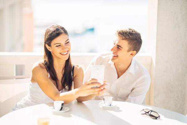 Atractiva Pareja Teniendo Primera Cita Café Con Amigo Sonriente Gente — Foto de Stock