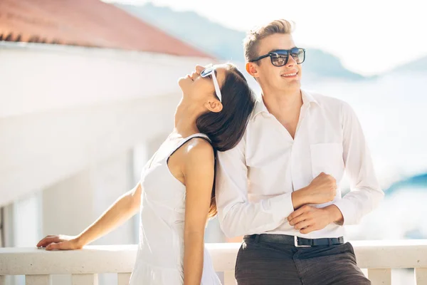 Casal Atraente Olhando Para Incrível Vista Mar Desfrutando Sol Tempo — Fotografia de Stock