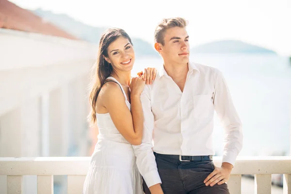 Coppia Attraente Guardando Incredibile Vista Sul Mare Godere Sole Tempo — Foto Stock