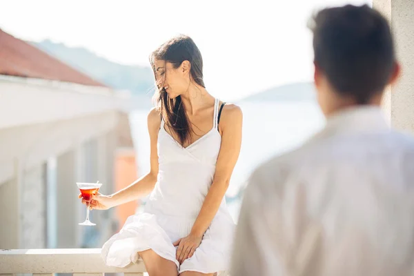 Atractiva Mujer Bebiendo Cóctel Disfrutando Sus Vacaciones Verano Beber Bebida — Foto de Stock