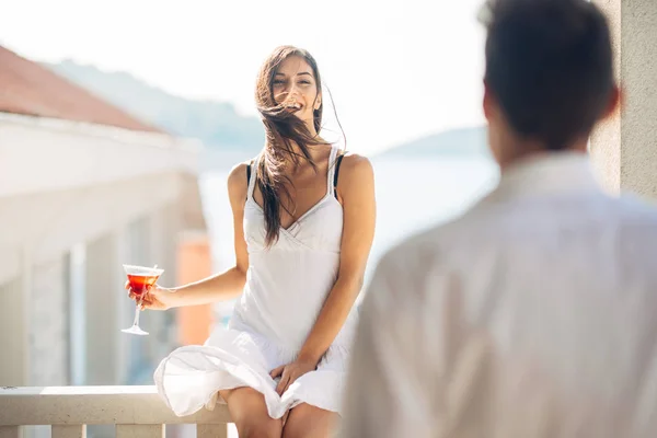 Atractiva Mujer Bebiendo Cóctel Disfrutando Sus Vacaciones Verano Beber Bebida — Foto de Stock