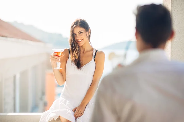 Atractiva Mujer Bebiendo Cóctel Disfrutando Sus Vacaciones Verano Beber Bebida — Foto de Stock