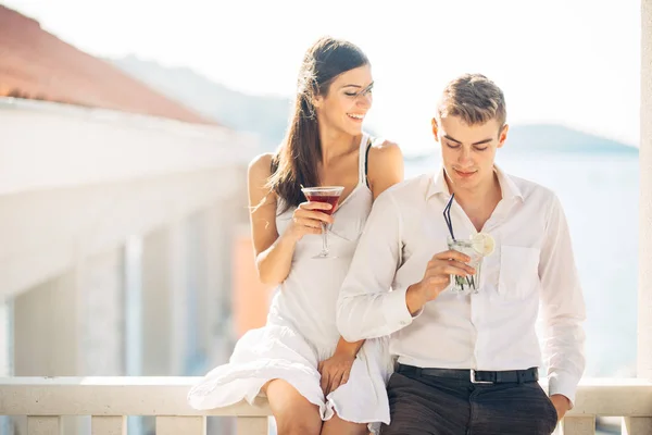 Attractive Couple Drinking Cocktails Enjoying Summer Vacation Smiling Attracted Each — Stock Photo, Image