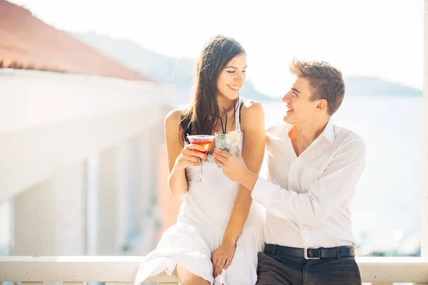 Aantrekkelijke Paar Drinken Van Cocktails Genieten Van Zomervakantie Glimlachen Aangetrokken — Stockfoto