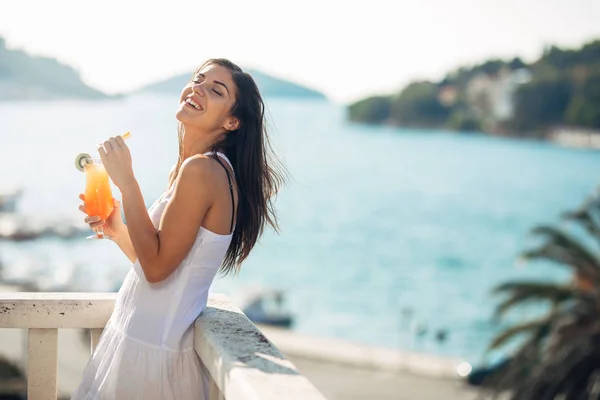 Sorglös Ung Kvinna Sommarsemester Att Kul Solig Dag Avkopplande Med — Stockfoto