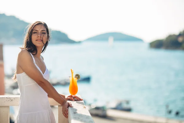 Jeune Femme Insouciante Vacances Vacances Été Amusant Par Une Journée — Photo