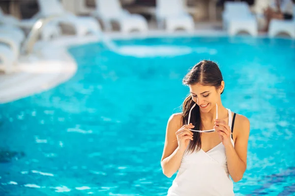 Attraktive Junge Frau Entspannen Luxus Urlaubsresort Pool Enjoy Summer Holiday — Stockfoto