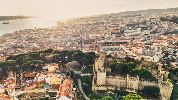 Aerial Panoramautsikt Över Lissabon Solnedgång Solsken Turister Som Besöker Slottet — Stockfoto
