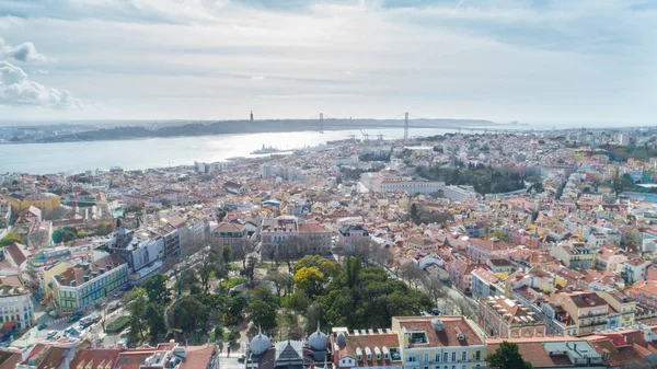 햇빛에 리스본에 파노라마 보기입니다 세인트 캐슬을 관광객 Alfama Lisbon Portugal — 스톡 사진