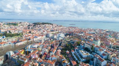 Günbatımı güneş hava panoramik görünümünü Lizbon üzerinde. Saint George castle güzel gelen turist görünümü, şehir merkezine ve mahalle Alfama,Lisbon,Portugal.Aerial, gezi fotoğrafçılığı