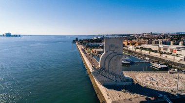 Ünlü anıt, keşifler Tagus Nehri Lisbon,Portugal.Visit sitesinde ve bakış açısı Belem bölgesi kıyısında. Torre de Belem yürüme mesafesinde kule. Hedef hava atış