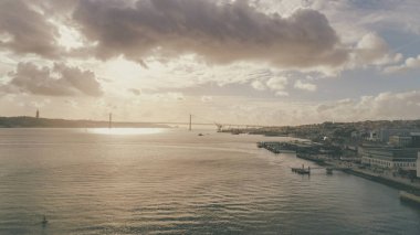 Günbatımı güneş hava panoramik görünümünü Lizbon üzerinde. Saint George castle güzel gelen turist görünümü, şehir merkezine ve mahalle Alfama,Lisbon,Portugal.Aerial, gezi fotoğrafçılığı