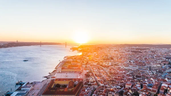 햇빛에 리스본에 파노라마 보기입니다 세인트 캐슬을 관광객 Alfama Lisbon Portugal — 스톡 사진