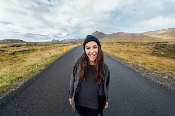 Mulher Nórdica Sorridente Desfrutando Paisagem Montanha Harmonia Com Natureza Passar — Fotografia de Stock