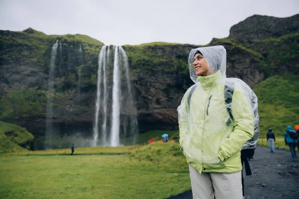 Wanita Backpacker Dengan Jas Hujan Dan Peralatan Tahan Air Penampakan — Stok Foto