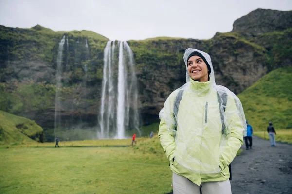 背包女郎带雨衣和防水设备观光极端自然天气地点 访问北极圈的地方 享受未经驯服的自然宝藏 冒险的妇女徒步旅行在雨中 — 图库照片