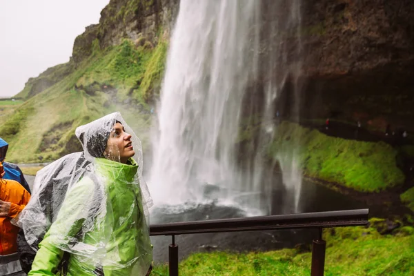 Backpacker Kvinna Med Regnrock Och Vattentät Utrustning Sightseeing Naturliga Extremväder — Stockfoto