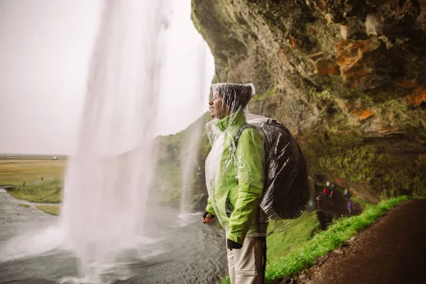 Yağmurluk Geçirmez Ekipman Gezi Aşırı Doğal Hava Siteleri Ile Backpacker — Stok fotoğraf