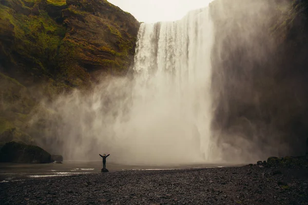Turist Iceland Man Güçlü Doğa Ile Karşılaştırıldığında Güneyinde Meşhur Skogafoss — Stok fotoğraf