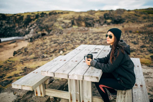 Pití Horkého Čaje Nebo Kávy Nápoj Poháru Termoska Kempu Venkovní — Stock fotografie