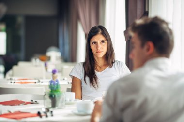 Empatik duygusal kadın hakkında kötü haberler, sorunlarını dinliyor. Üzgün kadın duygu yok ve ilgilenmiyorum. Sadakat şüphe. Yargılamak kişi değerlendiriliyor. Tarih sıkıcı. Negatif bir duygu, sanıyorduk.