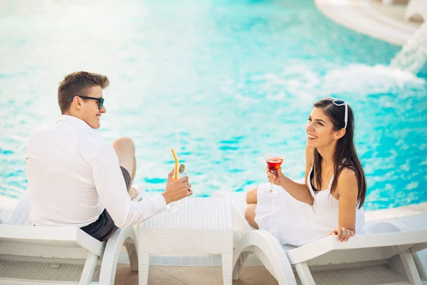 Casal Feliz Positivo Relaxando Beira Piscina Resort Férias Verão Beber — Fotografia de Stock