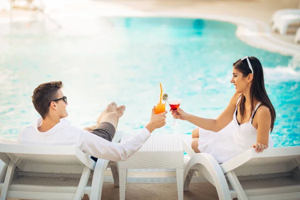 Positive Glückliches Paar Mit Einem Romantischen Nachmittag Pool Luxuriösen Sommerferienresort — Stockfoto