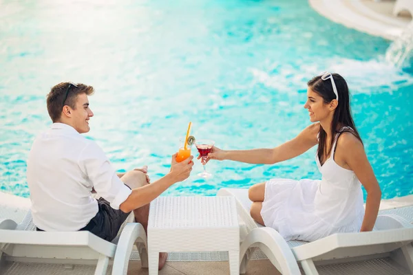 Casal Feliz Positivo Ter Uma Tarde Romântica Piscina Resort Férias — Fotografia de Stock