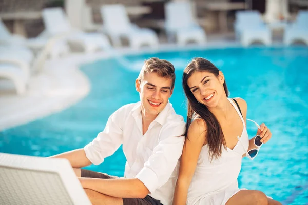 Vrolijke Gelukkige Paar Genieten Van Wellness Vakantie Luxe Badplaats Wittebroodsweken — Stockfoto