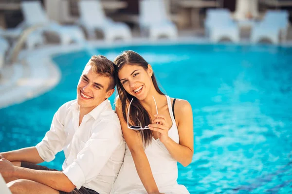 Positive Glückliches Paar Entspannen Pool Luxuriösen Sommerferienresort Die Gemeinsame Zeit — Stockfoto