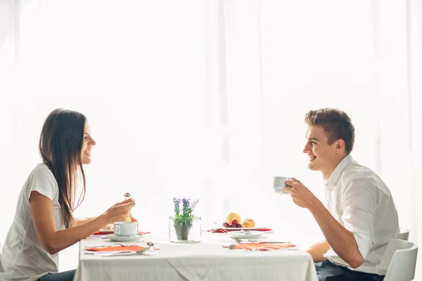 Glückliches Paar Restaurant Beim Mittagessen Gespräche Über Mahlzeiten Hotel Vollpension — Stockfoto