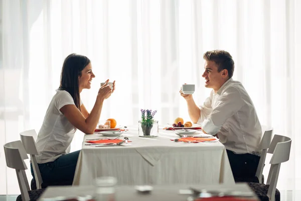 Pareja Feliz Restaurante Comiendo Almuerzo Hablando Sobre Comida Hotel Pensión — Foto de Stock