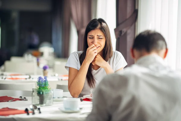 Chorando Estressado Mulher Com Medo Ter Uma Conversa Com Homem — Fotografia de Stock