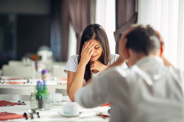 Płacz Podkreślił Kobieta Strachu Rozmowie Mężczyzną Problemach Reakcji Negatywne Zdarzenia — Zdjęcie stockowe