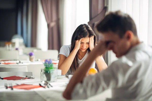絶望的な女性は泣いています 感情的な問題 関係の問題 危険な会話を交わしています 真実の告白 財政上の問題 Headache Conflict — ストック写真