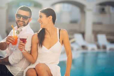 Sevgi dolu çift tatil tropikal resort Yüzme Havuzu üzerinde harcama. Yeni evliler balayına sahil. Couplr gerçek aşk. Flört ve duygular gösterilen. Affection.Celebrating yıldönümü. Surprise.Happiness.Making kadeh